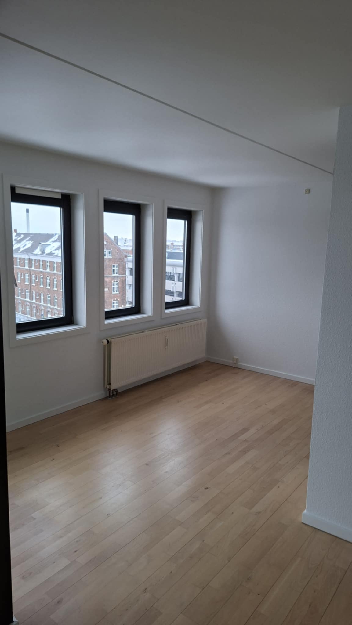 Vægmaling med præcis finish og rent resultat